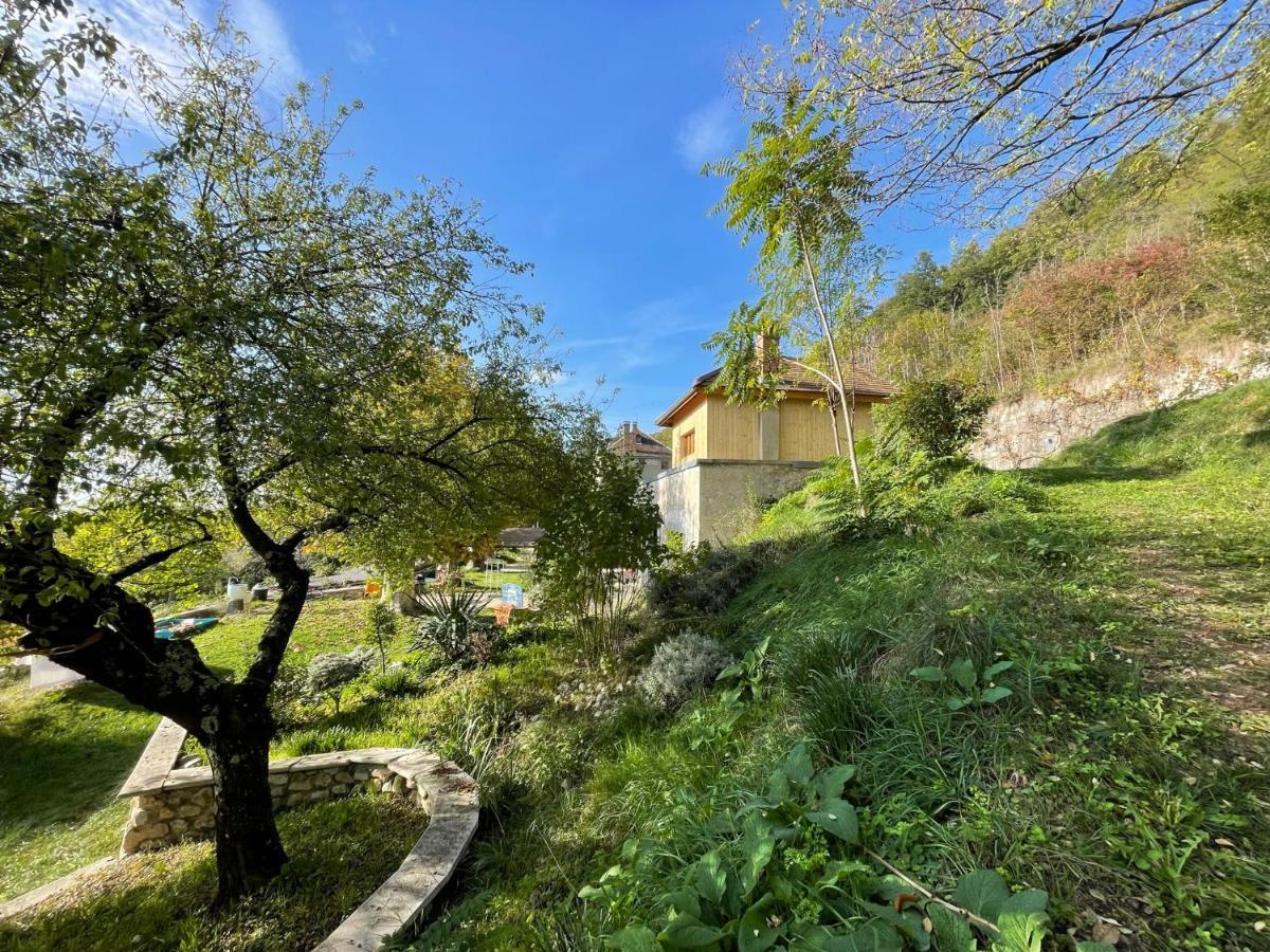 Jolie Cabane Avec Jacuzzi Pour Les Amoureux De La Nature Tullins Exterior photo