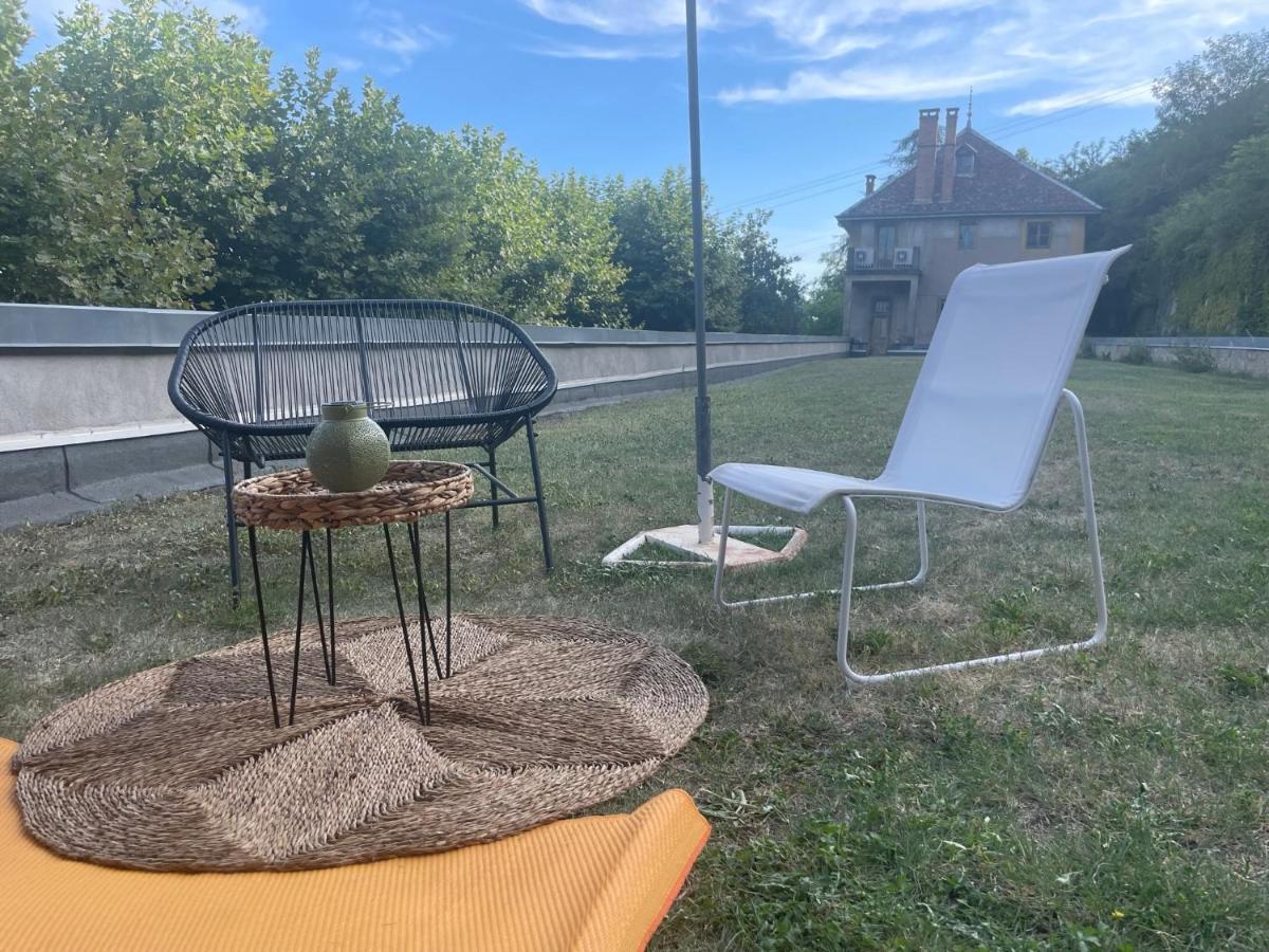 Jolie Cabane Avec Jacuzzi Pour Les Amoureux De La Nature Tullins Exterior photo